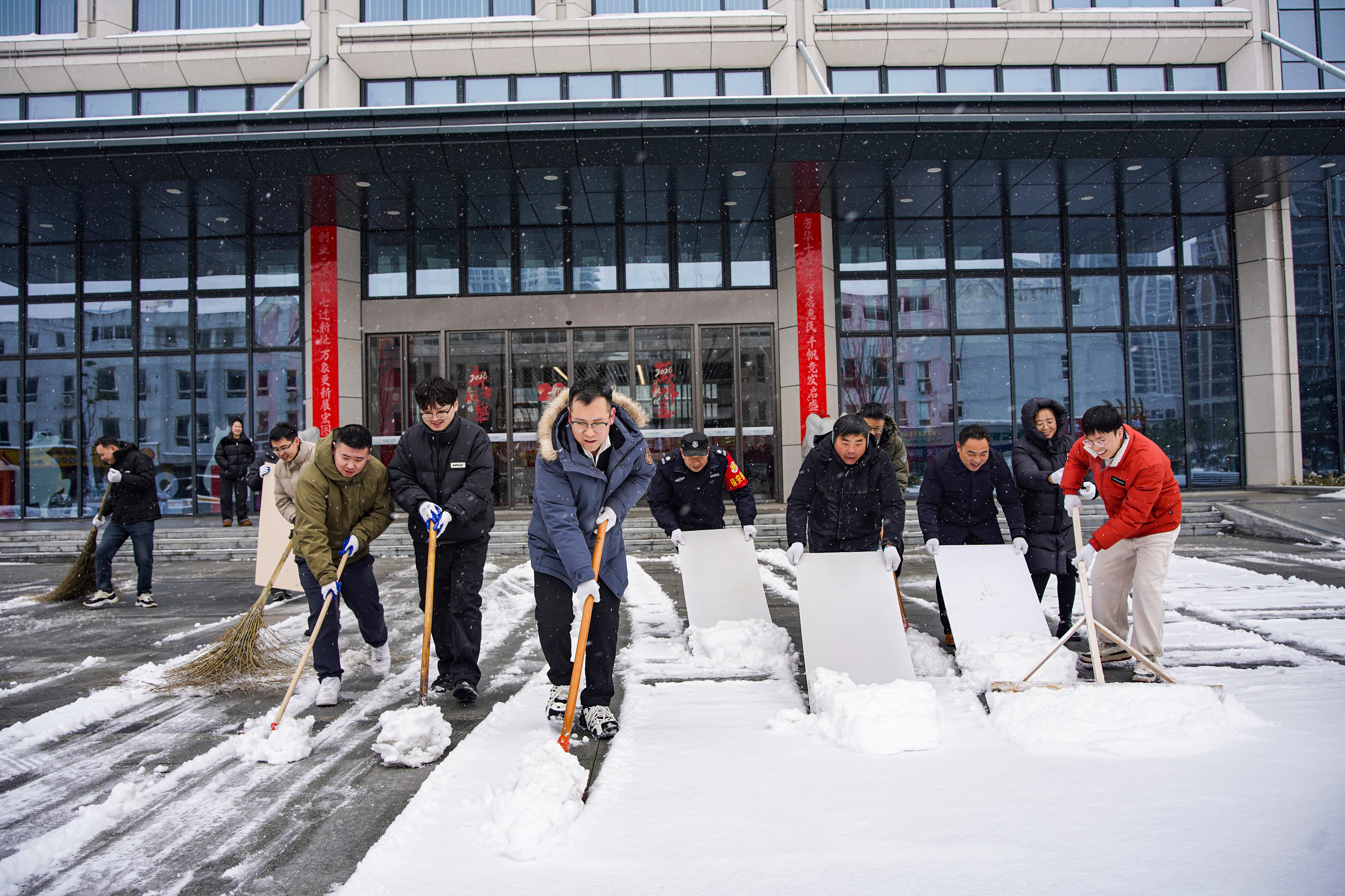 迎寒而上，行动照初心！402cc永利集团党员前锋发展园区除雪行动
